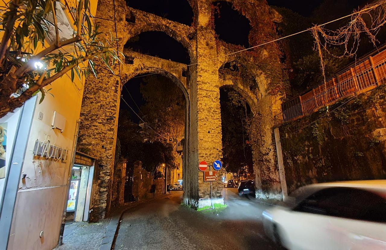 La Casa Sugli Archi Bed & Breakfast Salerno Bagian luar foto