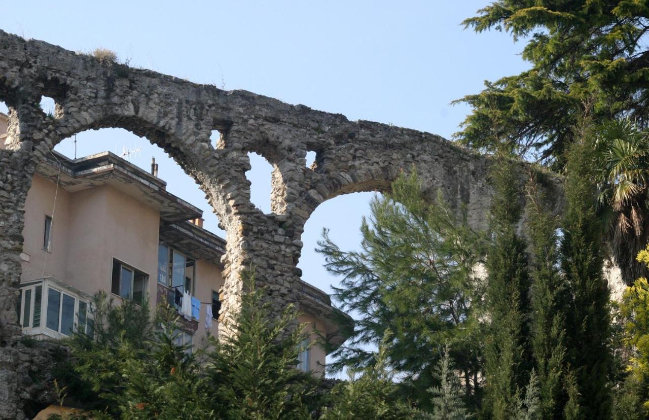 La Casa Sugli Archi Bed & Breakfast Salerno Bagian luar foto
