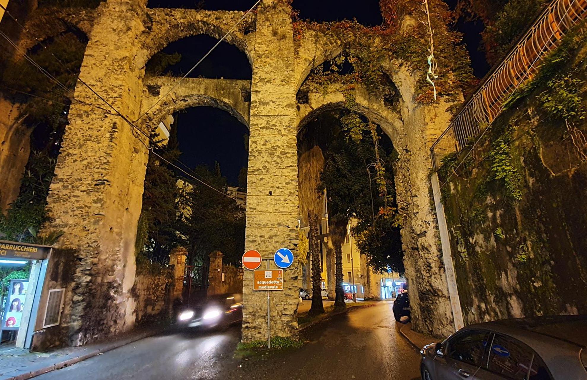 La Casa Sugli Archi Bed & Breakfast Salerno Bagian luar foto